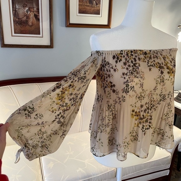 Wilfred | Long Sleeve Ribbed Floral Pattern Off The Shoulder Top - Picture 6 of 10